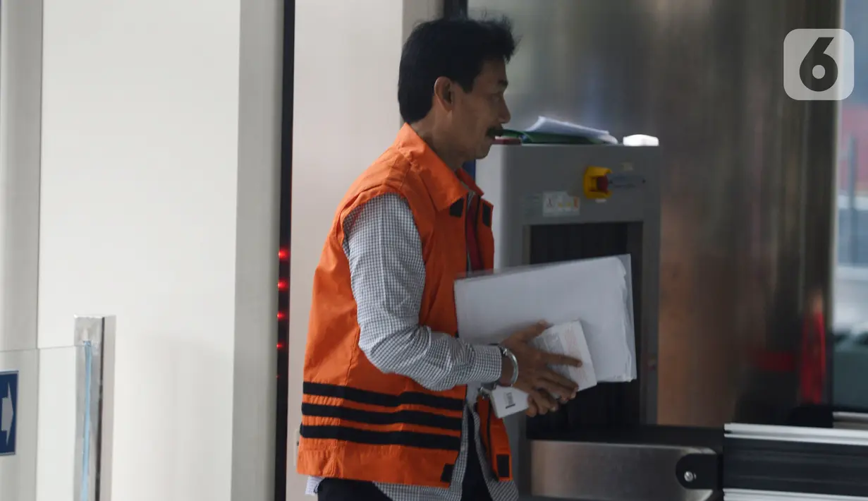 Bupati Solok Selatan, Muzni Zakaria tiba untuk menjalani pemeriksaan di Gedung KPK, Jakarta, Kamis (13/2/2020). Muzni Zakaria diperiksa sebagai tersangka terkait kasus dugaan suap proyek pembangunan infrastruktur Jembatan Ambayan dan Masjid Agung di Solok Selatan. (merdeka.com/Dwi Narwoko)
