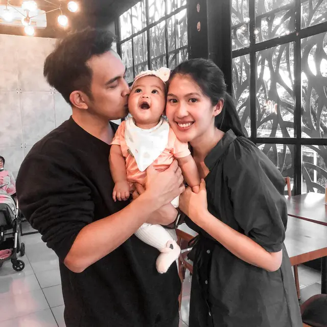 Menanti 8 Tahun, Ini 7 Potret Kompak Indra Sinaga dan Istri Asuh Buah Hati