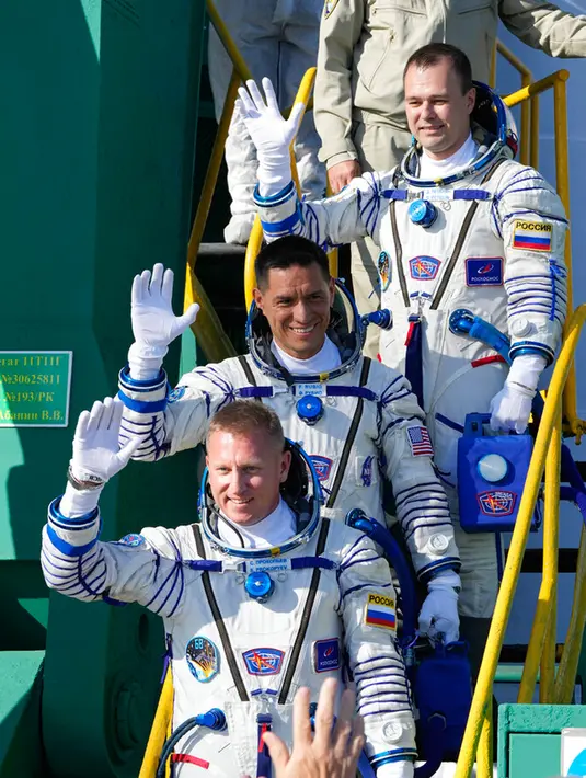 <p>Astronaut NASA Frank Rubio (tengah) bersama kosmonaut Roscosmos Sergey Prokopyev (bawah) dan Dmitri Petelin (atas) menaiki pesawat ruang angkasa sebelum peluncuran di kosmodrom Baikonur, Kazakhstan, 21 September 2022. Ketika Rubio dan rekan-rekan Rusia-nya tiba di International Space Station, mereka akan bekerja sama dengan astronaut dan kosmonaut dari Amerika Serikat, Rusia, dan Eropa. (AP Photo/Dmitri Lovetsky, Pool)</p>