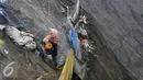 Salah satu pemungut hasil bumi yang dilemparkan beristirahat di lereng kawah Gunung Bromo, Probolinggo, Kamis (21/7). Warga Tengger melakukan ritual lempar hasil bumi sebagai wujud syukur pada Sang Hyang Widi. (Liputan6.com/Helmi Fithriansyah)