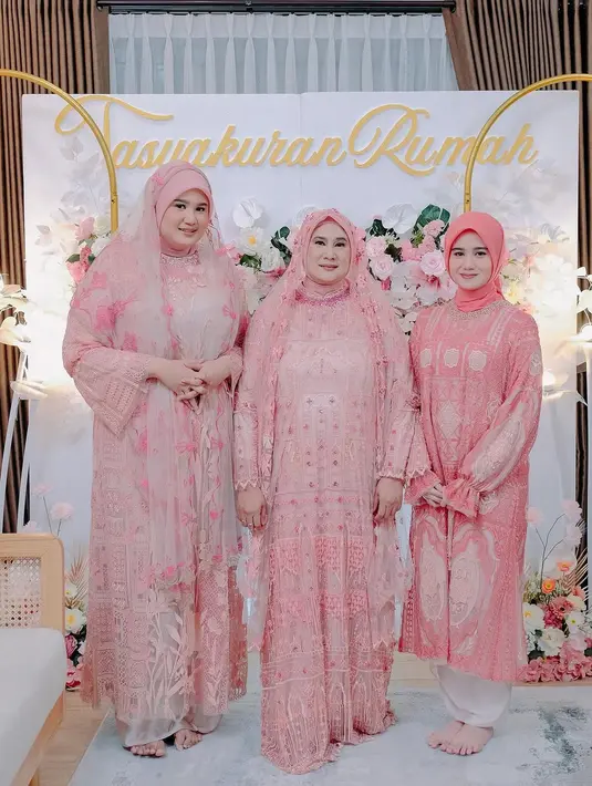 Tak hanya Tissa, sang ibu dan kakaknya juga tampil serasi dengan outfit bernuansa serupa, namun dalam versi gamis yang semakin menambah kesan harmonis dalam keluarga.  [@tissabiani].