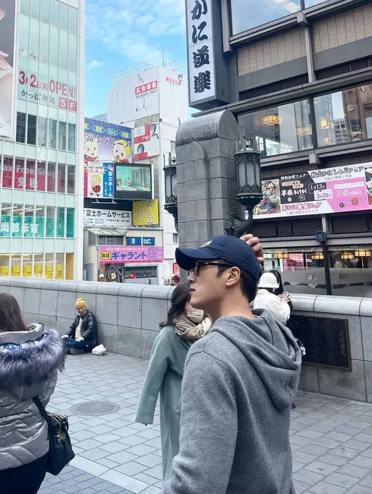 <p>Masih di Jepang, Ahn Bo Hyun sedang jalan-jalan menikmaati suasana perkotaan. (Foto: Instagram/ bohyunahn)</p>