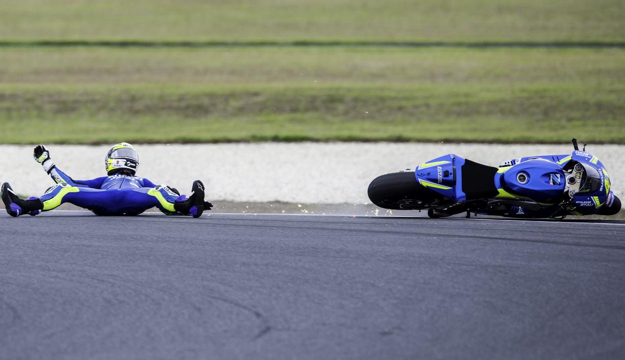 Pebalap tim Suzuki Ecstar, Aleix Espargaro, terjatuh saat tes pra musim MotoGP 2016 di Sirkuit Phillip Island, Australia, (19/2/2016). (AFP/Theo Karanikos)