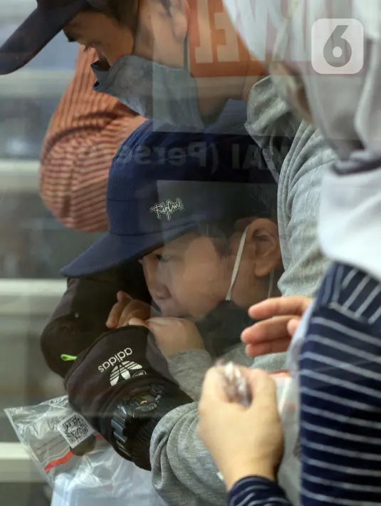 Seorang anak melakukan tes GeNose COVID-19 di Stasiun Pasar Senen, Jakarta, Sabtu (1/5/2021). Calon penumpang KA jarak jauh yang menggunakan hasil tes GeNose C19, wajib menunjukkan hasil negatif yang sampelnya diambil maksimal 1 x 24 jam sebelum keberangkatan. (Liputan6.com/Helmi Fithriansyah)