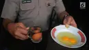 Balai Pengujian Mutu dan Sertifikasi Produk Hewan (BPMSPH) bersama kepolisian menguji keaslian telur ayam yang diambil di Pasar Johar Baru, Jakarta Pusat, Selasa (27/3). (Merdeka.com/Imam Buhori)