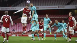 Pemain Liverpool Nathaniel Phillips (kanan) duel udara saat memperebutkan bola dengan pemain Arsenal Calum Chambers pada pertandingan Liga Inggris di Emirates Stadium, London, Inggris, Sabtu (3/4/2021). Liverpool membantai Arsenal dengan skor 3-0. (Julian Finney/Pool via AP)