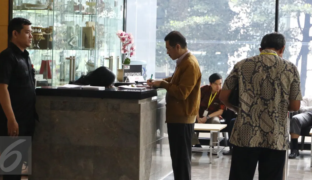 Mantan Menteri Dalam Negeri Gamawan Fauzi mengisi buku tamu saat memenuhi panggilan KPK, Jakarta, Rabu (12/10). Gamawan bakal dimintai keterangan terkait kasus dugaan korupsi proyek penerapan e-KTP. (Liputan6.com/Helmi Afandi)