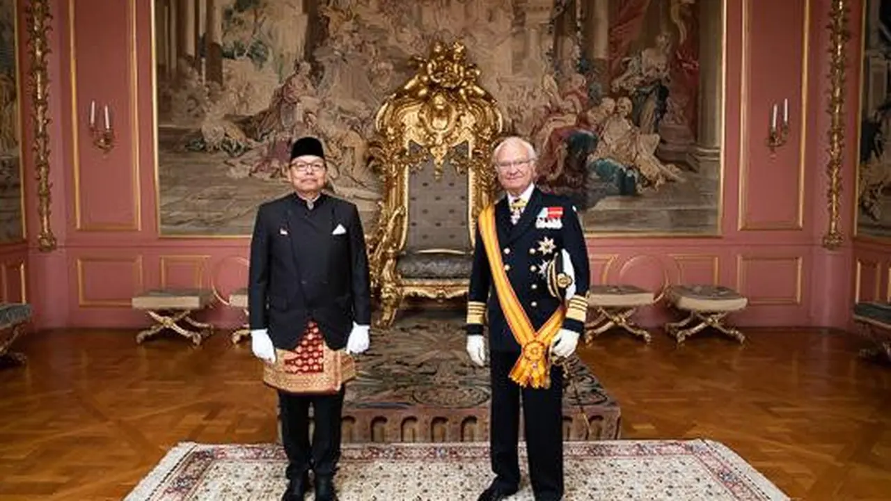 Dubes RI untuk Kerajaan Swedia dan Republik Latvia, Kamapradipta Isnomo melakukan audiensi dengan Raja Swedia, Carl XVI Gustaf. (Dok: Kemlu RI)