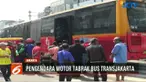 Saat melintasi perempatan jalan, korban terus tancap gas tanpa mempedulikan lampu merah sudah menyala. Namun, disaat bersamaan muncul bus Transjakarta dari arah Roxy menuju Harmoni yang langsung ditabrak oleh korban.