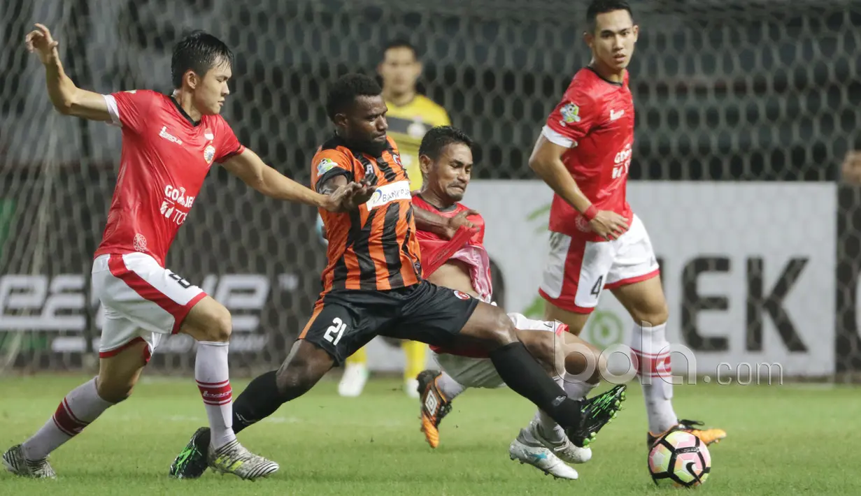 Pemain Perseru Serui, Petrus Tolom berusaha melewati adangan para pemain Persija Jakarta pada laga Liga 1 2017 di Stadion Patriot, Bekasi, Selasa (13/6/2017). Persija menang 3-0. (Bola.com/Nicklas Hanoatubun)