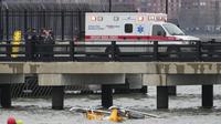 Kecelakaan helikopter di Sungai Hudson antara Manhattan, New York dan tepi pantai New Jersey, Amerika Serikat (AS). Credit: AP Photo/Seth Wenig