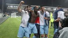 Pemain Lazio Luis Alberto (kiri), Felipe Caicedo (tengah), dan Joaquin Correa berselebrasi setelah mengalahkan Lazio pada Liga Italia di Sardegna Arena (16/12/2019). Lazio menang dramatis 2-1 atas Cagliari berkat gol yang dicetak Luis Alberto dan Felipe Caicedo di menit ke 90. (AP Photo/Fabio Murru)