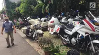 Sejumlah motor patroli dan pengawalan (Patwal) terparkir di rumah Gubernur terpilih DKI, Anies Baswedan di Lebak Bulus, Jakarta, Senin (16/10). Motor-motor gede ini akan mengawal Anies ke Istana Negara untuk pelantikan. (Liputan6.com/Immanuel Antonius)