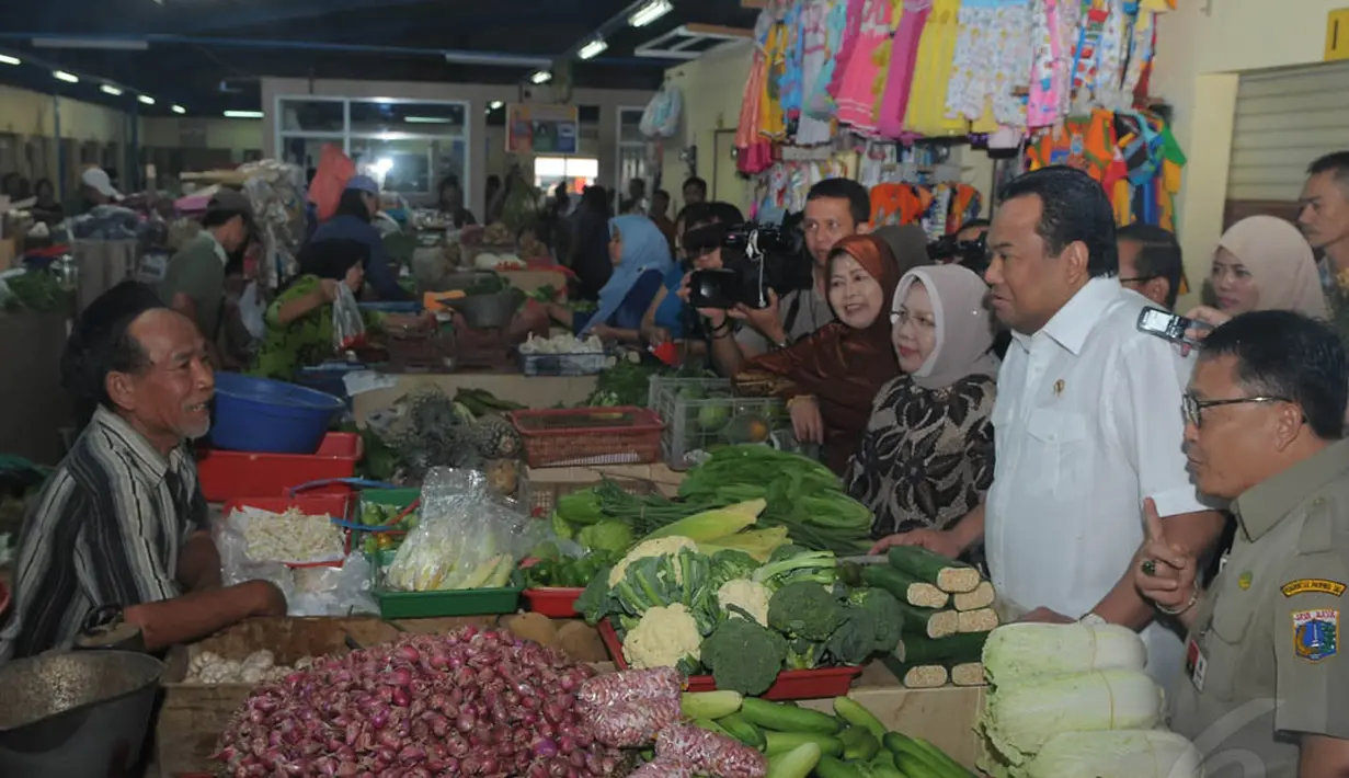 Di dalam pasar, Mendag Rachmat Gobel juga berdialog dengan beberapa pedagang bahan pokok, Jakarta, Selasa (25/11/2014). (Liputan6.com/Herman Zakharia)