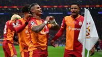 Gelandang Galatasaray asal Gabon #99 Mario Lemina (C) merayakan gol pembuka bersama rekan-rekan setimnya selama pertandingan leg pertama babak 16 besar Liga Champions antara Galatasaray SK dan Liverpool FC di Kompleks Olahraga Ali Sami Yen di Istanbul pada 11 Maret 2026. (YASIN AKGUL/AFP)