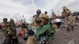 Dalam pameran alutsista tersebut digambarkan tentara Belanda menganiaya bangsa Indonesia, Jakarta, Jumat (12/12/2014) (Liputan6.com/Faizal Fanani)