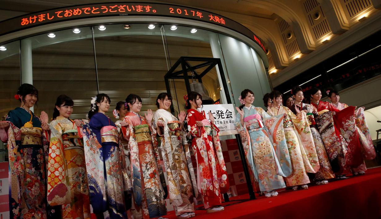 Gadis-gadis cantik berkimono saat memeriahkan pembukaan tahun baru Bursa Efek Tokyo (TSE), Tokyo (4/1). (Reuters/Kim Kyung-Hoon)