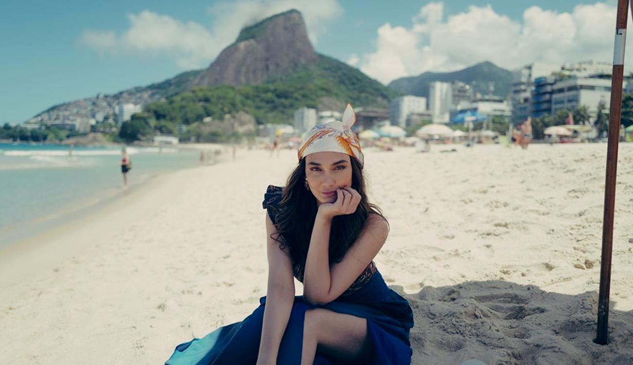 Foto Gaya Luna Maya Di Pinggir Pantai Leblon Brazil Ini Menawan Hot Liputan6 Com