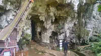 Londa, Toraja menghadirkan spot wisata yang tak lazim, yaitu gua makam. Anda belum ke Toraja jika belum ke Londa.