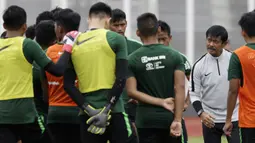 Pelatih Timnas Indonesia U-22, Indra Sjafri, memberikan arahan kepada pemainnya saat latihan di Stadion Madya Senayan, Jakarta, Selasa (29/1). Latihan ini merupakan persiapan jelang Piala AFF U-22. (Bola.com/Yoppy Renato)