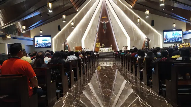 Gereja Katolik Santo (St) Yosafat yang berlokasi di Jalan KRI Yos Sudarso, Medokan Semampir, Sukolilo, Surabaya, menghadirkan momen yang penuh makna dan kebersamaan dalam merayakan Natal tahun ini. (Liputan6.com/Dian Kurniawan)