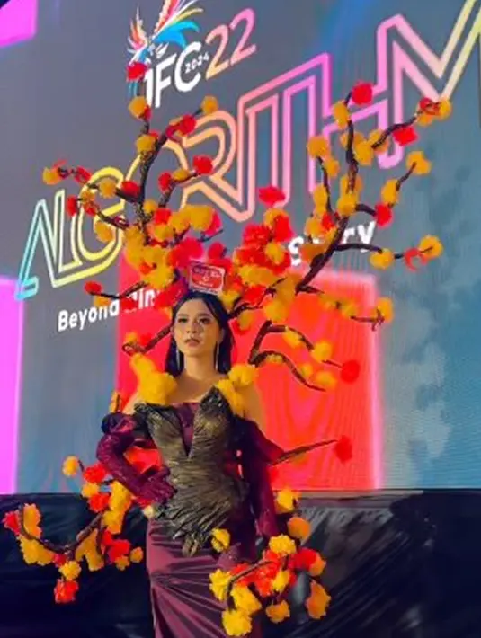 Meski baru pertama tampil di JFC 2024, Bella tampil dengan luwes saat berjalan di runway bak model papan atas. Dengan kostum uniknya, ibu dari Sabil Maratungga Cundamani alias Dek Cunda itu harus menjaga keseimbangan sambil berjalan dengan hiasan bunga yang menjulang tinggi di kepalanya. (Liputan6.com/IG/@bellabonita_r.a)