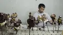 Seorang perajin mewarnai wayang kayu khas Sunda atau wayang golek di galeri kerajinan tangan Cupumanik di Bandung, 17 Februari 2020. Galeri kerajinan tangan Cupumanik memproduksi berbagai wayang golek untuk digunakan dalam pertunjukan wayang khas Sunda. (Xinhua/Septianjar)