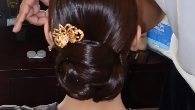 Potret Muthia Fatika Miss Universe Jawa Barat 2023 saat tunangan. [@muthiafrachman]