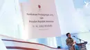  Ketua Dewan Komisioner Otoritas Jasa Keuangan  (OJK) Muliaman Hadad saat memberikan kata sambutan dalam peresmian pembukaan sektor perdagangan saham perdana di Gedung Bursa Efek Jakarta, Jumat (2/1/2014).(Liputan6.com/Faizal Fanani)