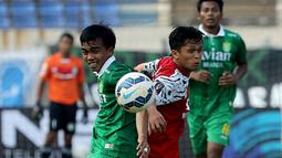 Aksi Fatchurochman (kiri), pemain Persebaya Surabaya saat melawanMaratapura FC dalam turnamen Piala Presiden 2015 di Stadion Si Jalak Harupat, Bandung, Rabu (2/9/2015). (Bola.com/Peksi Cahyo)