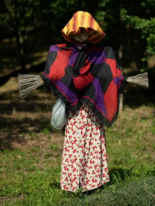 Sebuah orang-orangan sawah ditampilkan selama 'Scarecrows Fair' di Castellar, distrik Provinsi Cuneo, Italia, 10 Mei 2019. Dalam acara tahunan itu, penduduk membuat orang-orangan sawah kreasi mereka sendiri untuk dipajangkan di kebun, halaman, ladang dan persimpangan jalan. (MARCO BERTORELLO/AFP)