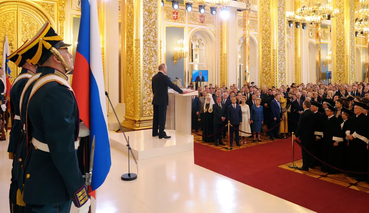Suasana saat Vladimir Putin memberi sambutan dalam upacara pelantikannya sebagai presiden baru Rusia di Kremlin, Moskow, Rusia, Senin (7/5). Pelantikan Putin dihadiri sekitar 5.000 tamu undangan. (Alexei Druzhinin, Sputnik, Kremlin Pool Photo via AP)