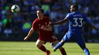 Bek Liverpool, Andrew Robertson berusaha melewati kawalan pemain Cardiff City pada laga lanjutan Premier League yang berlangsung di Stadion Millenium, Cardiff, Minggu (21/4). Liverpool menang 2-0 atas Cardiff City. (AFP/Geoff Caddick)