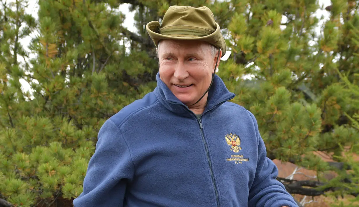 Presiden Rusia, Vladimir Putin ketika menghabiskan waktu di kawasan hutan pegunungan Siberia, pada 6 Oktober 2019. Kremlin merilis gambar Presiden Vladimir Putin saat merayakan hari ulang tahun ke-67 pada Senin (7/10/219). (Alexey DRUZHININ / Sputnik / AFP)
