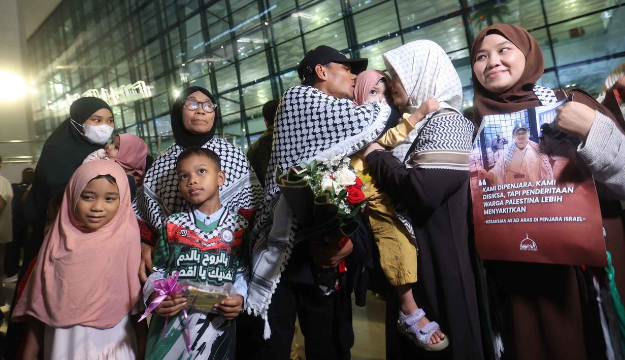 Salah satu aktivis yang tergabung dalam misi Global Sumud Flotilla 2.0 disambut keluarga saat tiba di pintu kedatangan Terminal 3 Bandara Internasional Soekarno-Hatta pada Minggu (24/5/2026) sore. (Kapanlagi.com/Budy Santoso)