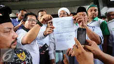 Perwakilan organisasi massa menunjukkan berkas laporan usai melaporkan Gubernur DKI Jakarta, Basuki Tjahaja Purnama ke Bareskrim Mabes Polri di KKP, Jakarta, Jumat (7/10). Ahok dilaporkan atas dugaan penodaan agama. (Liputan6.com/Helmi Fithriansyah)