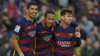 Trio Suarez (kiri), Neymar (tengah), dan Messi (kanan) merupakan trisula yang paling dikenal pada sepak bola modern kala ini. Trio penyerang itu mampu mencetak 364 gol dari 450 pertandingan di setiap kompetisi dan membantu Barcelona meraih Trable Winner tahun 2014/2015. (Foto: AFP/Lluis Gene)