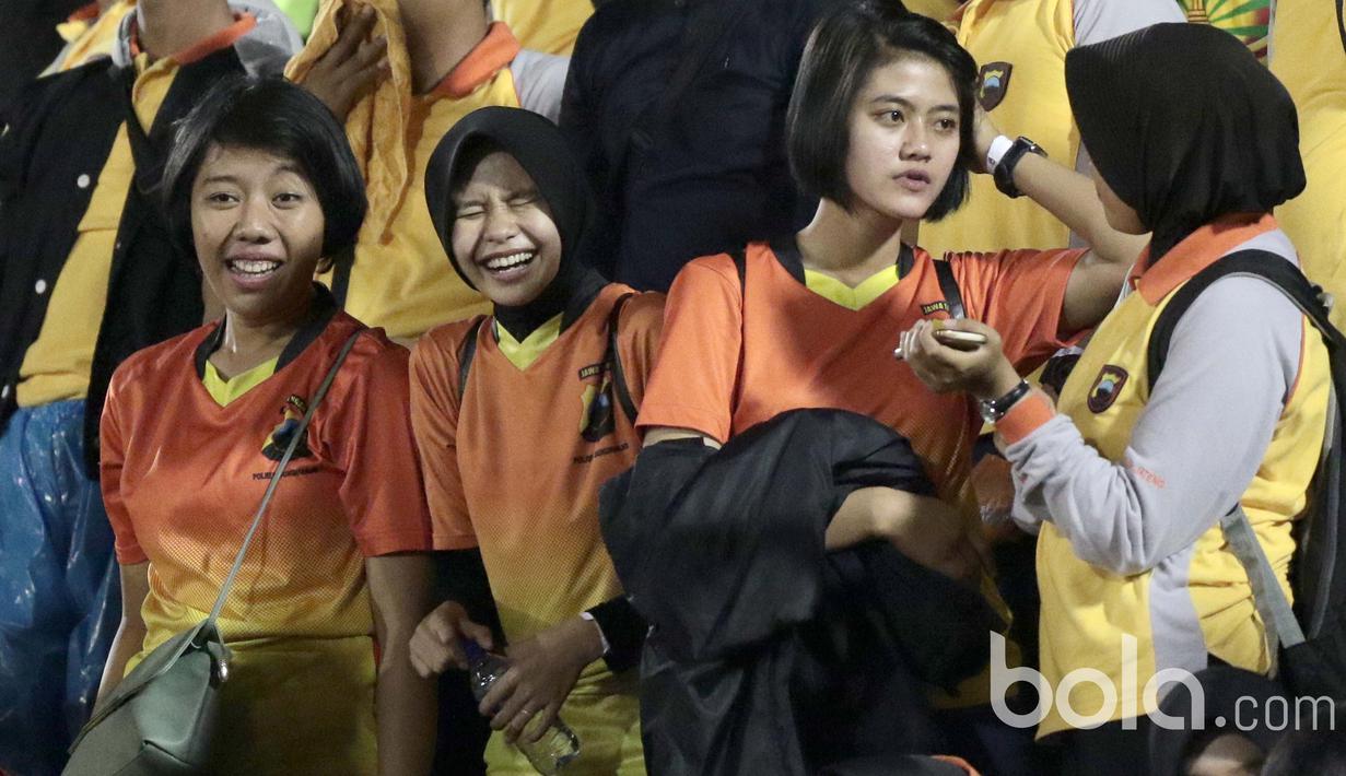 Mereka tertawa dan bercengkrama antara satu dengan yang lain saat Bhayangkara FC melawan Semen Padang pada babak delapan besar Piala Presiden 2017 di Stadion Manahan, Solo, (26/2/2017). (Bola.com/Nicklas Hanoatubun) 