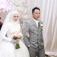 Pesta pernikahan di gelar Sabtu (10/2) secara meriah di Ancol Beach City, Pantai Carnaval, Taman Impian Jaya Ancol, Jakarta Utara. Sekitar 3.000 undangan disebar oleh pasangan ini. (Nurwahyunan/Bintang.com)