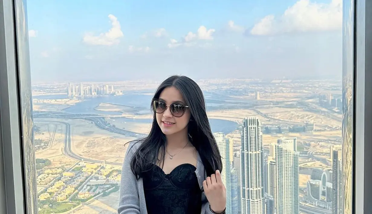 Salah satu konsep busana favoritnya adalah layering. Meski punya atasan terbuka, ia menggabungkan dengan outter untuk memberi kesan elegan. [Instagram/elsaajapasal]