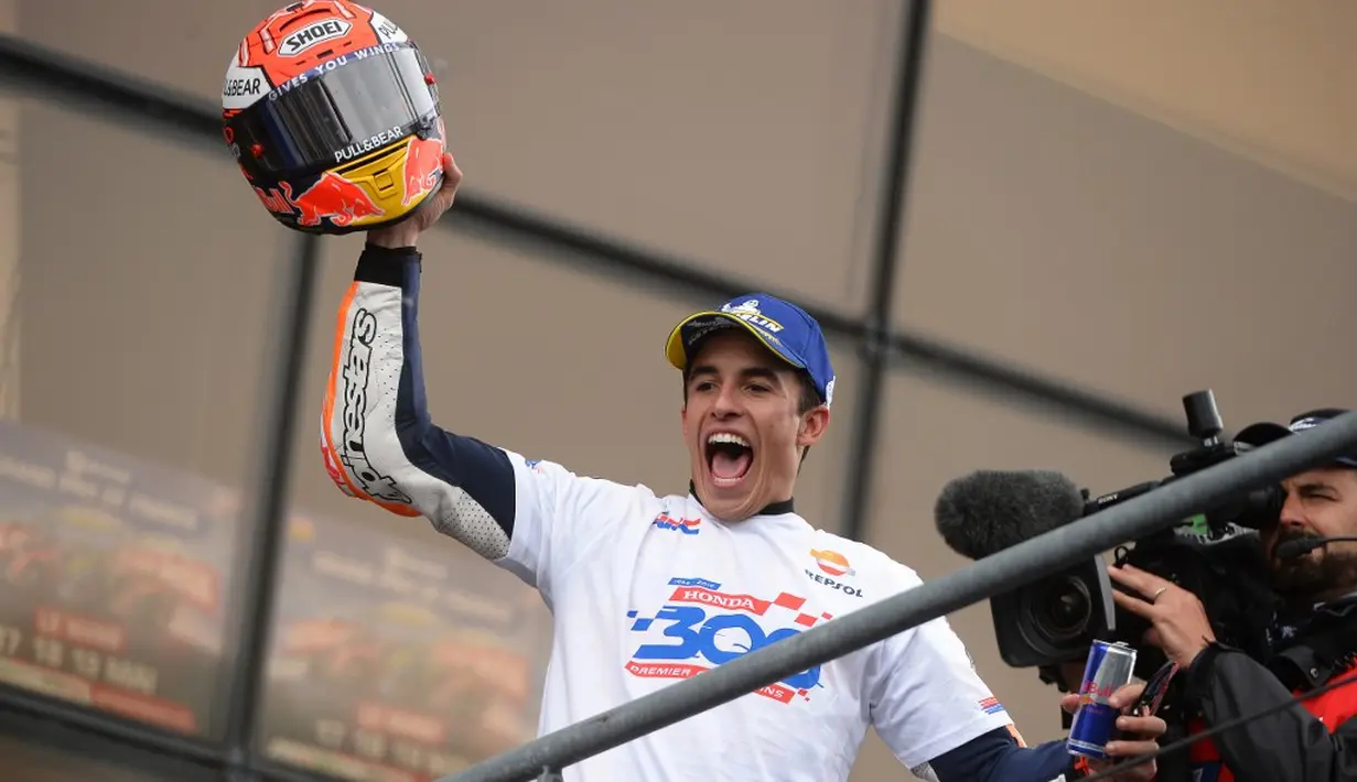 Selebrasi kemenangan pebalap Repsol Honda, Marc Marquez pada balapan yang berlangsung di Sirkuit Le Mans, Prancis, Minggu (19/5). Kemenangan tersebut membuat Marquez kokoh di puncak klasemen pebalap Moto GP. (AFP/Jean Francois Monier)