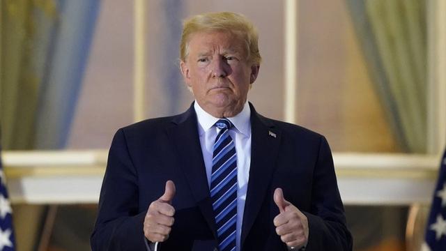 Presiden AS Donald Trump kembali ke Gedung Putih usai dirawat di RS Walter Reed. Ia masih positif COVID-19.