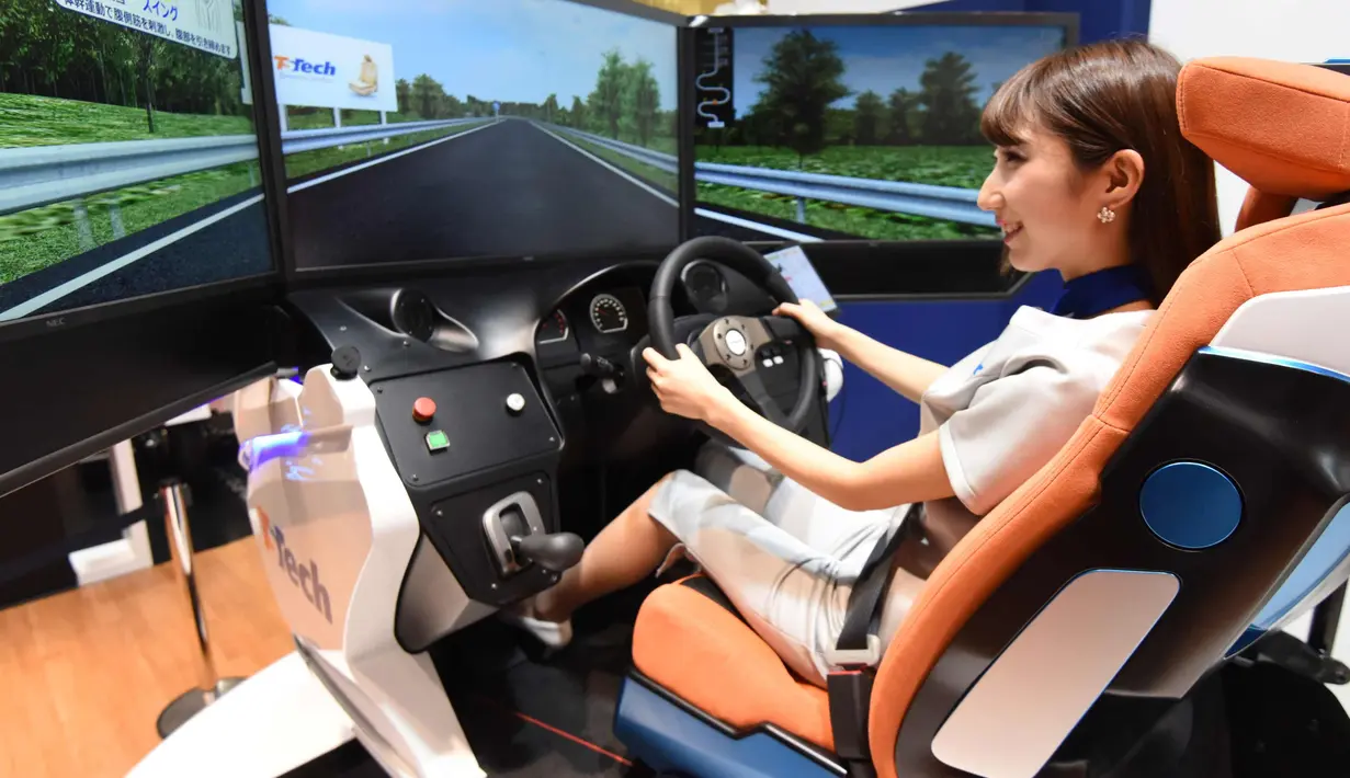 Model mencoba simulator mobil selama Tokyo Motor Show di Tokyo, Jepang (25/10). Pameran ini digelar dari 25 Oktober sampai 5 November 2017. (AFP Photo/Toru Yamanaka)