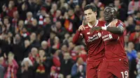 Pemain Liverpool, Philippe Coutinho, merayakan gol yang dicetak Sadio Mane ke gawang Spartak Moskow pada laga Liga Champions di Stadion Anfield, Liverpool, Rabu (6/12/2017). Liverpool menang 7-0 atas Spartak. (AP/Rui Vieira)