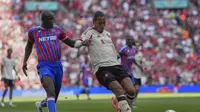 Virgil van Dijk berduel lawan Jean-Philippe Mateta di laga Community Shield antara Crystal Palace vs Liverpool di Stadion Wembley, Minggu (10/08/2025). (AP Photo/Dave Shopland).