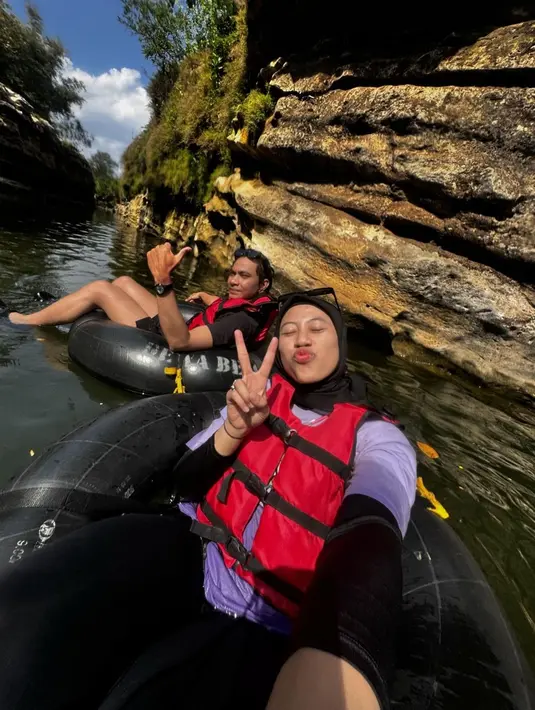 Kekasih Megawati juga tak kalah berprestasi. Dio Novandra merupakan seorang atlet cabor finswimmer Indonesia. Pada SEA Games 2021 lalu, Dio meraih dua medali yaitu perak dan perunggu dari cabang olahraga fins swiming. Melihat keseruan Mega dan Dio, penggemar pun mendoakan keduanya punya hubungan yang langgeng. (Liputan6.com/IG/@megawatihangestrip)