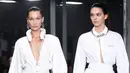 Model Bella Hadid dan Kendall Jenner memakai busana Off White Spring/Summer 2019 selama Paris Fashion Week, Prancis (27/9). Kedua model tersebut tampil cantik membawakan koleksi rancangan Virgil Abloh. (AP Photo/Thibault Camus)