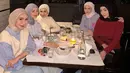 Sayangnya, ada sejumlah netizen yang kecewa dengan bergabungnya Ira Nandha ke dalam geng artis tersebut. Pasalnya, netizen sempat dibuat kesal lantaran Ira diduga rujuk dengan suami. Selebgram itu juga mendapat nyinyiran yang menyebutnya berhasil terkenal dan bisa gabung ke circle artis lewat jalur buka aib suami. (Liputan6.com/IG/@kesharatuliu05)