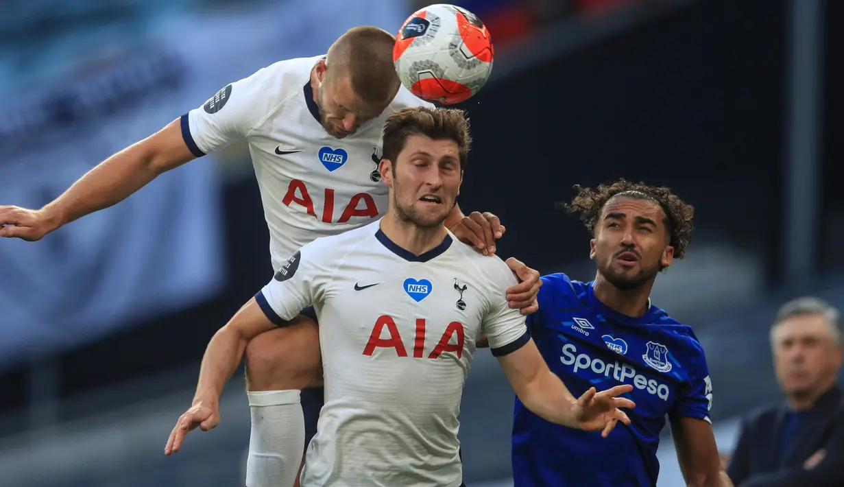 Pemain Tottenham Hotspur, Eric Dier (kiri) dan Ben Davies berebut bola dengan penyerang Everton, Dominic Calvert-Lewin pada lanjutan pertandingan Liga Inggris di Tottenham Stadium, Selasa (7/7/2020) dini hari. Tottenham Hotspur susah payah mengalahkan Everton 1-0. (Richard Heathcote/Pool via AP)