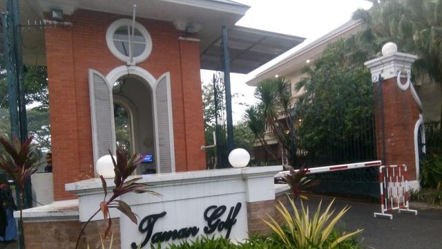 Suasana gerbang kluster kediaman Billy Sindoro, pejabat Lippo Group yang diduga menyuap Bupati Bekasi atas perijinan Meikarta.